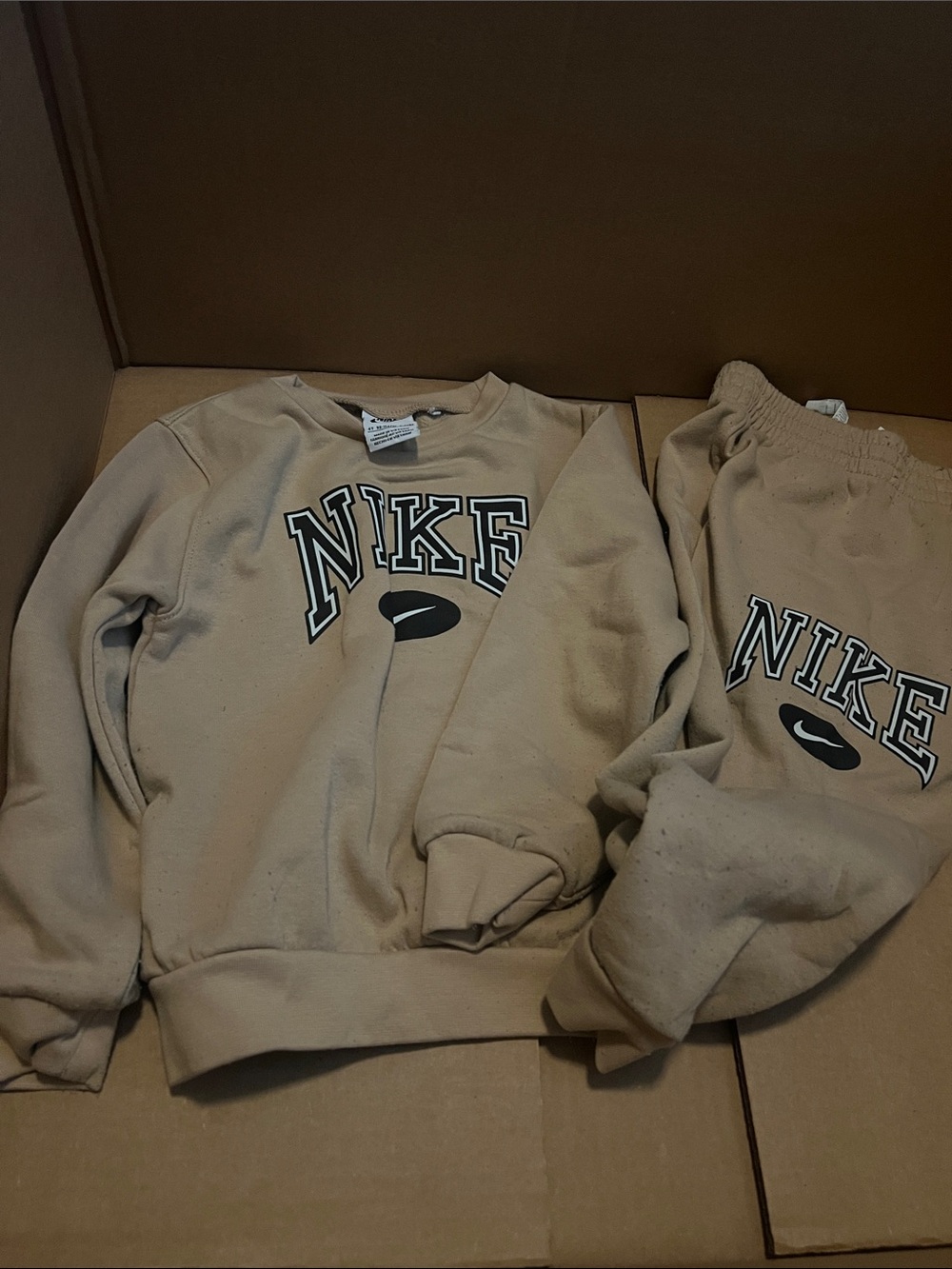 Nike Men’s Beige Crewneck Sweatshirt with Bold Logo